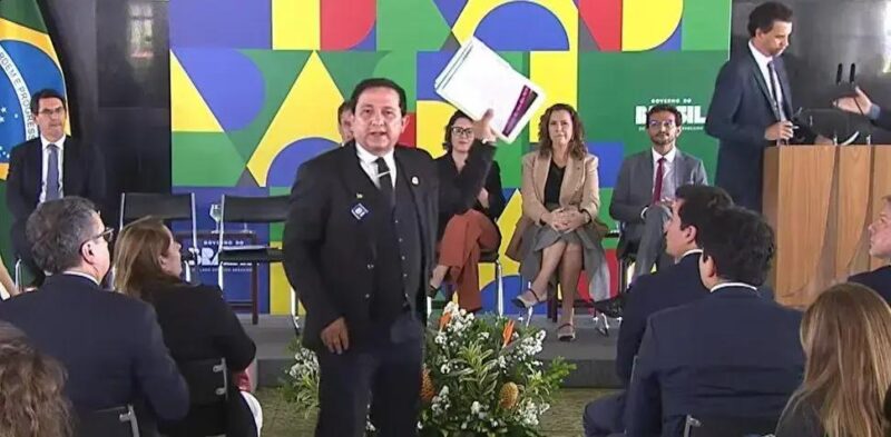 Vereador interrompe cerimônia no Planalto e relata ameaças de morte Vereador interrompe cerimônia no Planalto e relata ameaças de morte