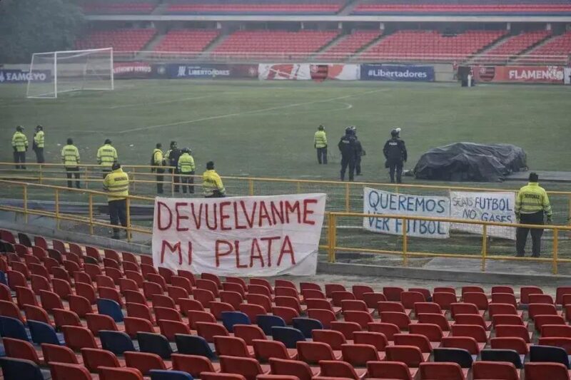 Conmebol cancela jogo do Flamengo após protesto de torcedores na Colômbia Conmebol cancela jogo do Flamengo após protesto de torcedores na Colômbia