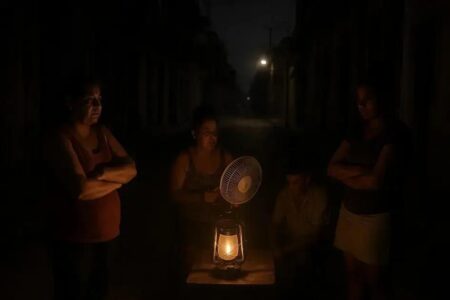 Cuba enfrenta apagões constantes e população em meio a protestos