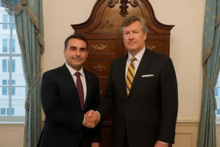 Flávio Bolsonaro se reúne com autoridades dos EUA para discutir cooperação Flávio Bolsonaro se reúne com autoridades dos EUA para discutir cooperação